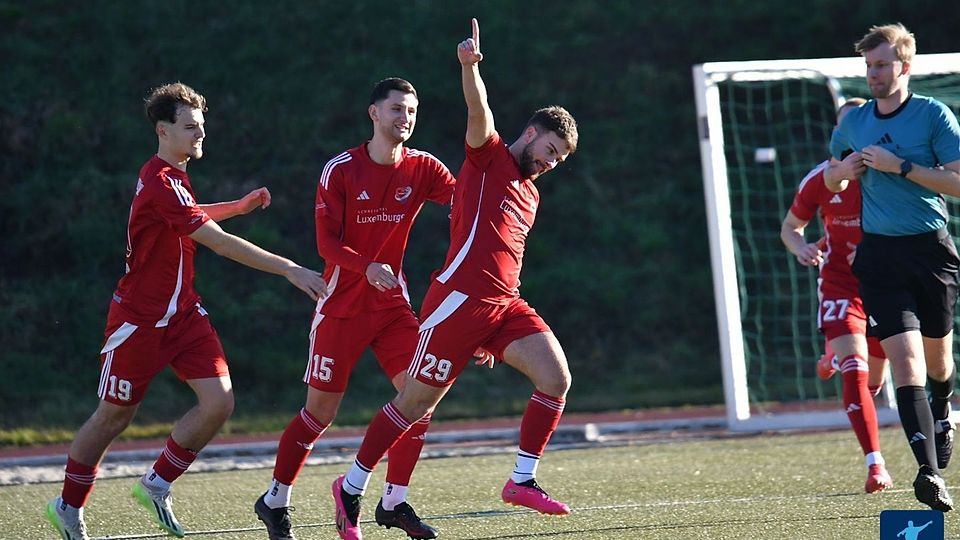 Noah Lorenz (rechts) durfte sich im Spiel der Morbacher gegen Bitburg gleich zwei mal als Torschütze feiern lassen.