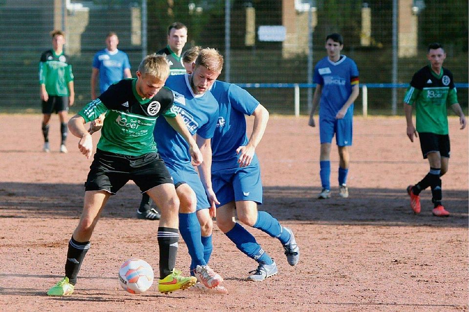 Im Spitzenspiel der Kreisliga B setzen sich die Schwarz-Grünen von Erfa Gymnich  in Quadrath-Ichendorf durch. Foto: F. Bucco