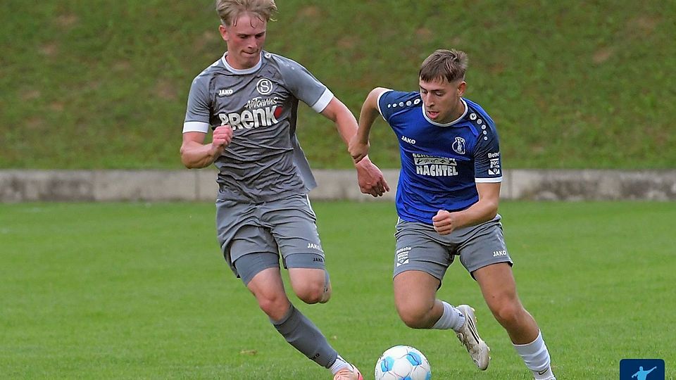 Der VfB Bretten (blau) darf am Freitagabend das Verbandsliga-Eröffnungsspiel gegen GU-Türk. SV Pforzheim bestreiten.
