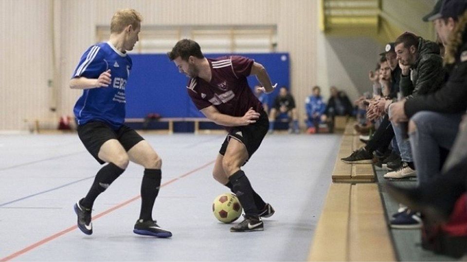 Stefan Reichert (rotes Trikot) gewann mit dem TSV Oberbrüden das Finale gegen den SV Unterweissach. F: Müller