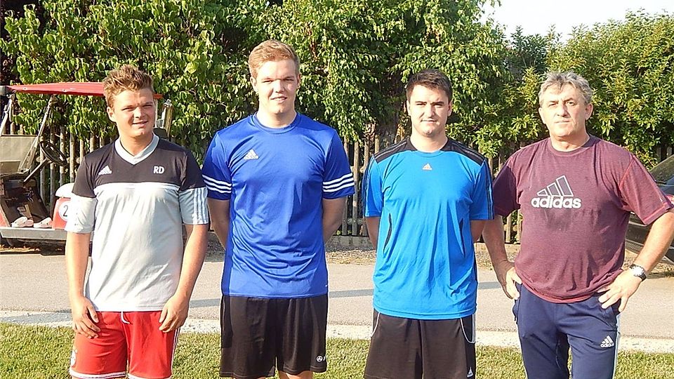 Der neue Trainer Ossi Alkofer mit einigen der Neuzugänge Foto: Friedl