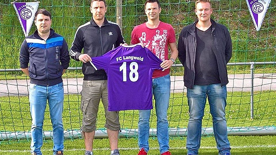 Abteilungsleiter Simon Schneider (rechts) und sein Stellvertreter Dennis Lingenhöl (links) begrüßen das neuen Trainergespann Stefan Winter und Andreas Thoma.  Foto: FC Langweid