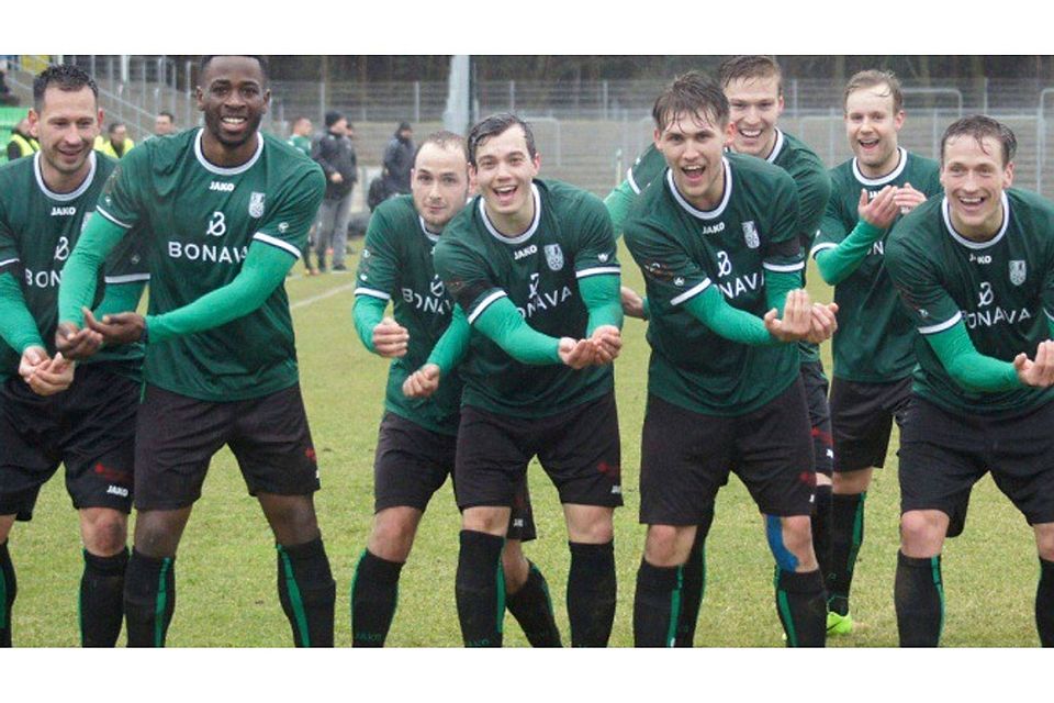 Nach Hause "geschaukelt": Papa Will Siakam (Zweiter von links) schoss das Tor zum 4:1 Endstand und jubelte mit der Mannschaft. Foto: Mitsch Rieckmann