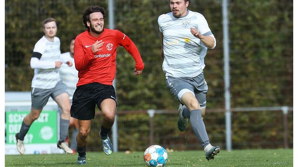 Um Noah Bechtel (rechts, hier im Laufduell mit Türkspors Fatih Sevindik) entsteht bei der KSV Reichelsheim gerade eine neue Mannschaft, die unter die Top 10 der A-Liga will.	Foto: Herbert Krämer