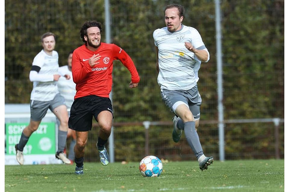Um Noah Bechtel (rechts, hier im Laufduell mit Türkspors Fatih Sevindik) entsteht bei der KSV Reichelsheim gerade eine neue Mannschaft, die unter die Top 10 der A-Liga will. Foto: Herbert Krämer Um Noah Bechtel (rechts, hier im Laufduell mit Türkspors Fatih Sevindik) entsteht bei der KSV Reichelsheim gerade eine neue Mannschaft, die unter die Top 10 der A-Liga will. Foto: Herbert Krämer