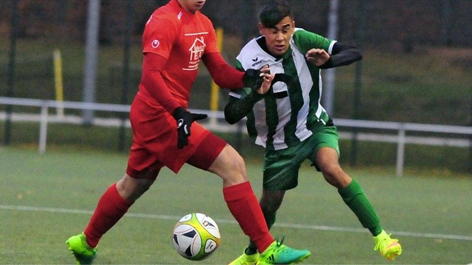 Abgeblockt: Ingelheims Rangel Breitkopf (rechts) wird vom Offenbacher Daniel Helwich gestoppt. Dennoch setzten sich die B-Junioren der Spvgg. im Blumengarten durch.	Foto: Thomas Schmidt