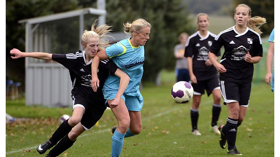 Gekämpft wurde rund um Union Meppens Astrid Manthey beim Derby in Andervenne (in blau).  Foto: Doris Leißing