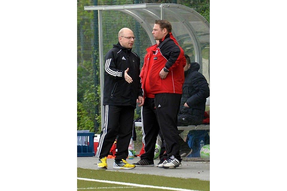 Die Trainer-Brüder Stefan Müller (linkes Bild, links) und Markus Müller (Gladbach) sind mit dem 3:3 zufrieden., Foto: Uli Herhaus