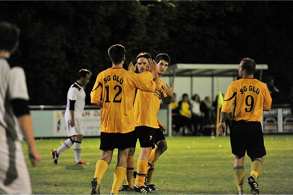 Erleichterung: Tobias Thomas (Gelb, Dritter von links) hat gegen Herforst das 1:0 geschossen. Am Ende gewann die SG Großkampen/Lützkampen/Üttfeld (GLÜ) mit 5:0. TV-Foto: Sven Eisenkrämer