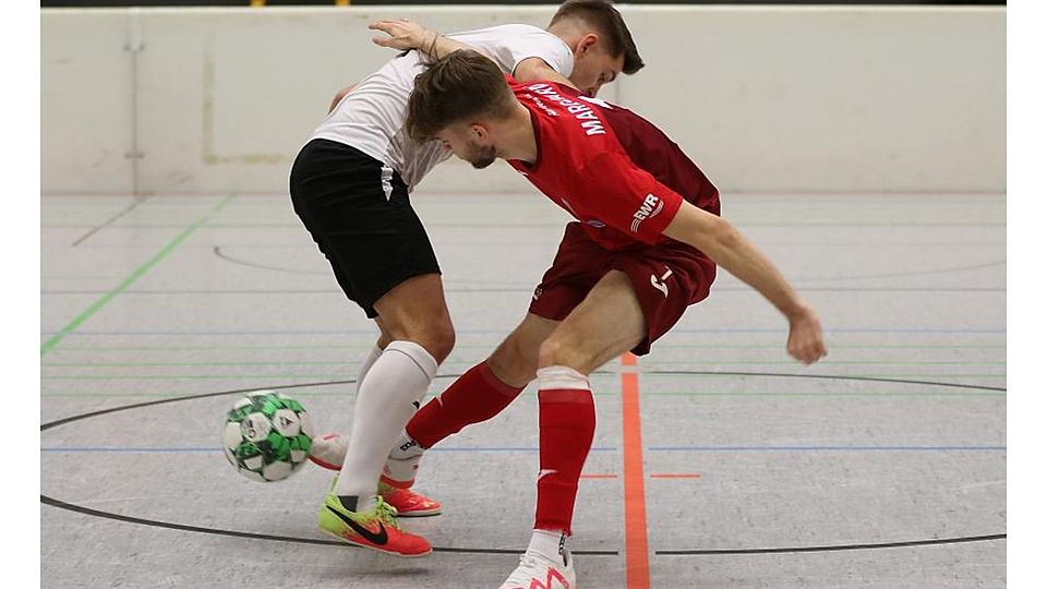 Szene aus dem vergangenen Jahr: Wormatia-Spieler Julian Marquardt (rotes Trikot) versucht, seinem Rüssinger Gegenspieler den Ball abzuluchsen.	Foto: Christine Dirigo/pakalski-press