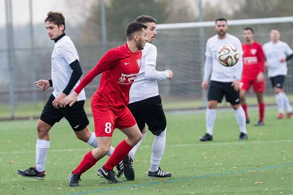 Gegen A-Liga-Spitzenreiter SSV Reichenbach (in Rot Ardian Reqica) kann sich Azzurri Lampertheim im Topspiel nicht entscheidend ins Szene setzen.	Foto:; Thorsten Gutschalk