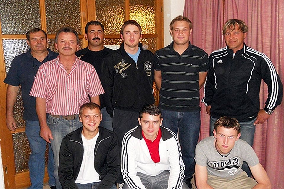 Fünf der sieben Neuen mit Vorstandschaft und Trainer Jürgen Hennhofer (re.) Foto: Hennhöfer