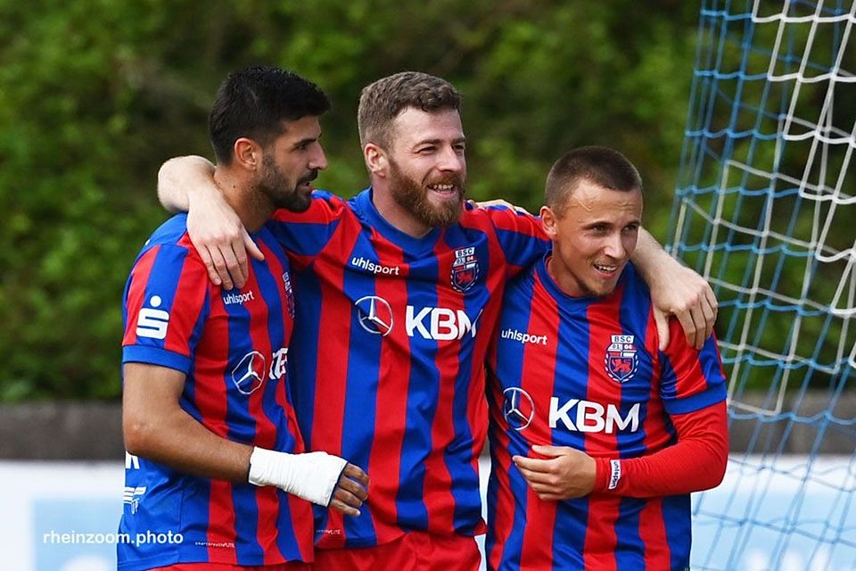 Markus Wipperfürth (mitte) schließt sich seinem Kumpel Adis Omerbasic an und wechselt zum FV Endenich.