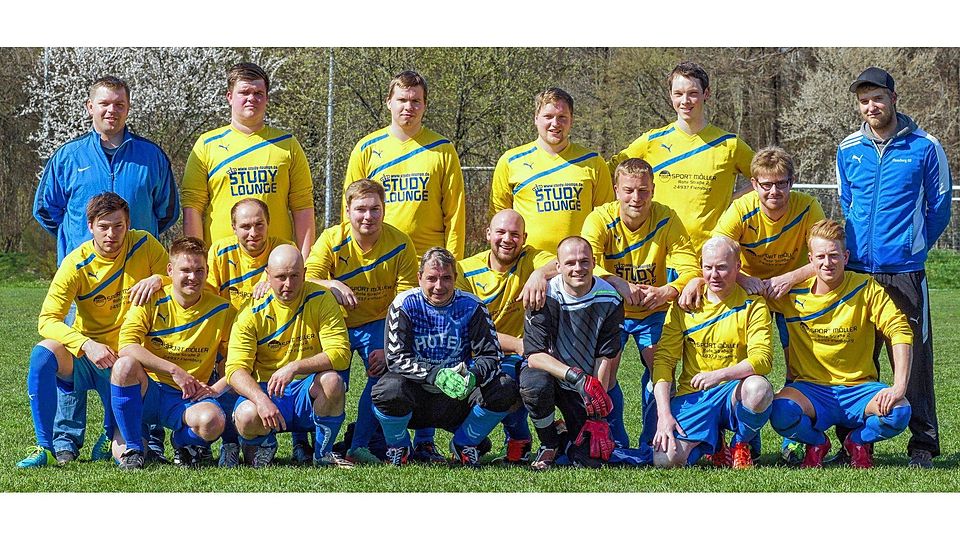 Fröhliche Gemeinschaft: Die dritte Herrenmannschaft von Flensburg 08 spielt erfolgreich in der Kreisklasse B1. Foto: Dewanger