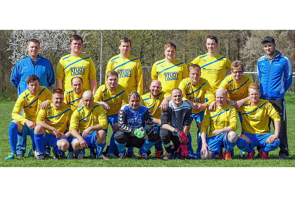 Fröhliche Gemeinschaft: Die dritte Herrenmannschaft von Flensburg 08 spielt erfolgreich in der Kreisklasse B1. Foto: Dewanger