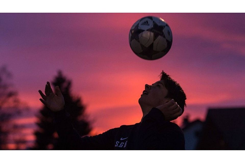 Der Himmel über dem Titiseer Stadion präsentiert sich bei den abendlichen Übungseinheiten schon mal rosarot. Trainerin Jasmin Kaiser sieht das Schauspiel nüchtern: „Dunkel wird’s sowieso.“  | Foto: Patrick Seeger