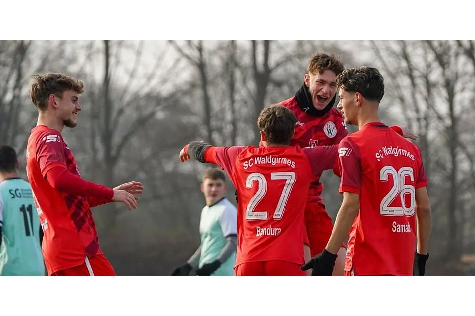 Jubel: Die Spieler des SC Waldgirmes III freuen sich in der Fußball-B-Liga über den Sieg gegen die SG Altenkirchen/Bonbaden/Neukirchen. © Isabel Althof