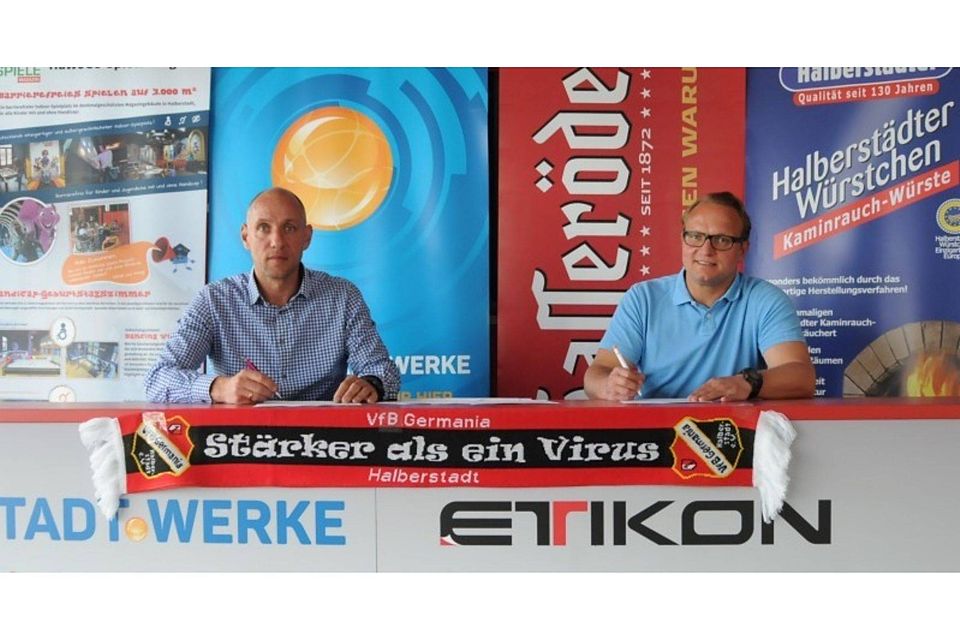 Vereinschef Erik Hartmann (links) und der neue Cheftrainer Danny König besiegelten am Mittwoch Nachmittag mit ihren Vertragsunterschriften die Zusammenarbeit für die bevorstehende Regionalliga-Saison 2020/21.