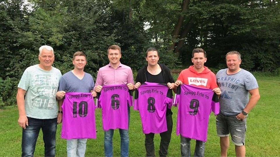 Das Trainerteam der SpVgg Erle 19 präsentiert stolz die Neuzugänge: (Von links) Cheftrainer Rainer Sowa, David Rogowski, Alexander Buda, Francesco Schmidt, Mike Rogowski und Co-Trainer Heiko Buczkowski.