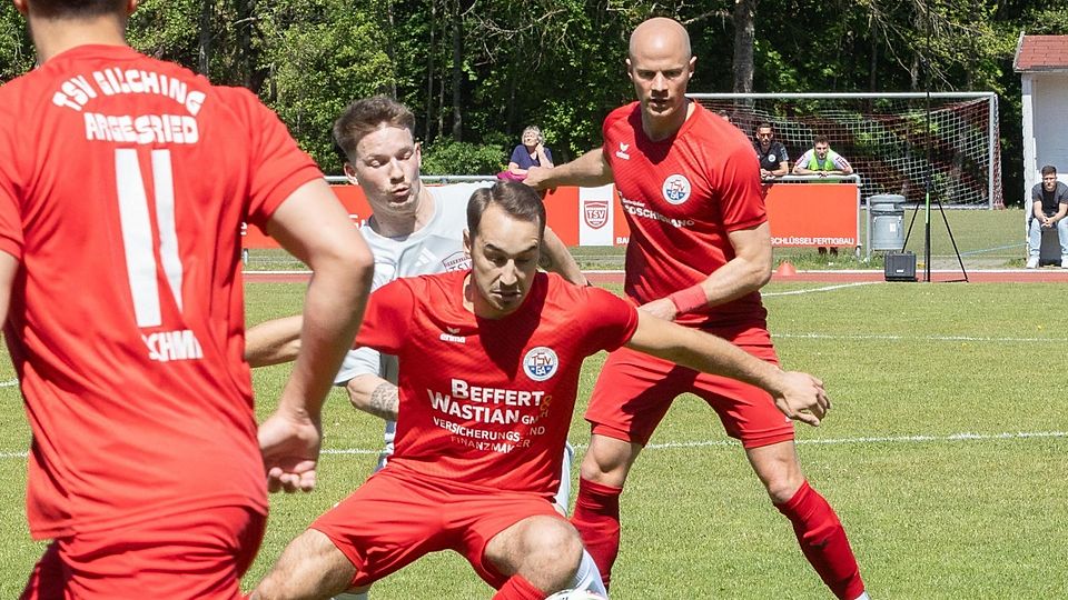 Entscheidende Personalien des Derbys: Gilchings Paul Lindermeier (vorne r.) flog kurz vor der Pause mit Gelb-Rot vom Platz, Oberaltings Tim Prammer (in Weiß) gelang eine Viertelstunde vor Schluss das Tor des Tages.
