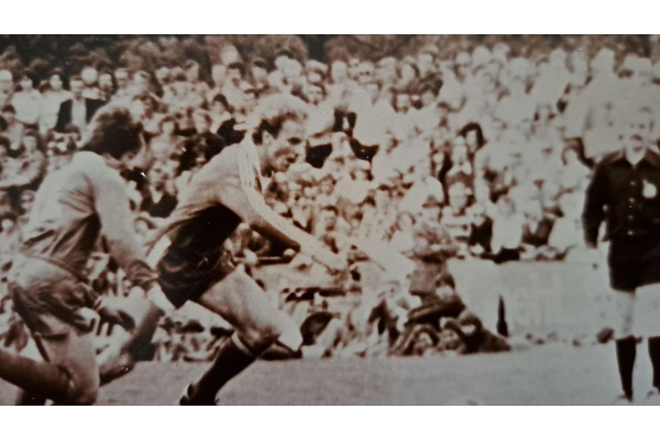 Gegen Karl-Heinz Rummenigge kann man schon mal ein Laufduell verlieren. Erwin Kusenbach in den 1970ern beim Abschiedsspiel von Herbert Zimmermann, der vom FV Engers seinerzeit zu den Bayern wechselte.