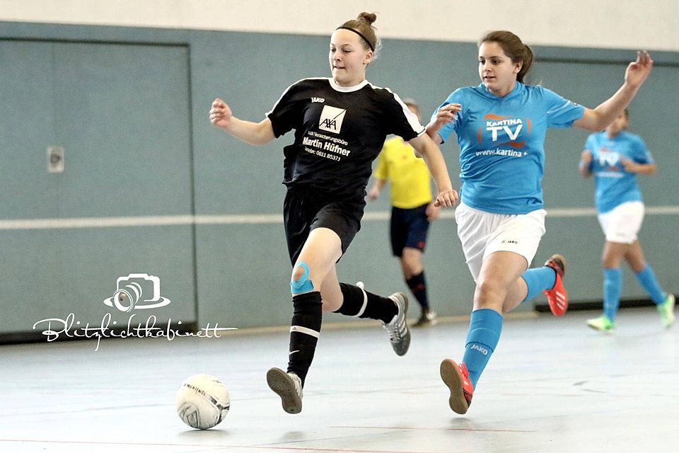 U-17 Juniorinnen beim Kampf um den Ball F: Haas