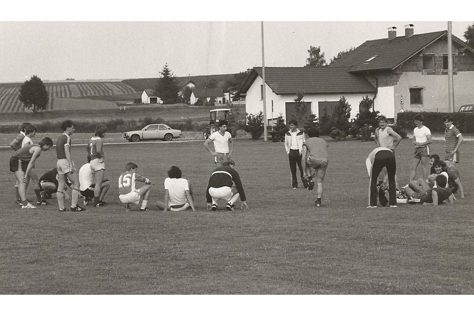 Der große Star im kleinen Dorf: Die erste Trainingseinheit unter Ex-Profi und Spielertrainer Fred Arbinger (weißes Shirt, Mitte).