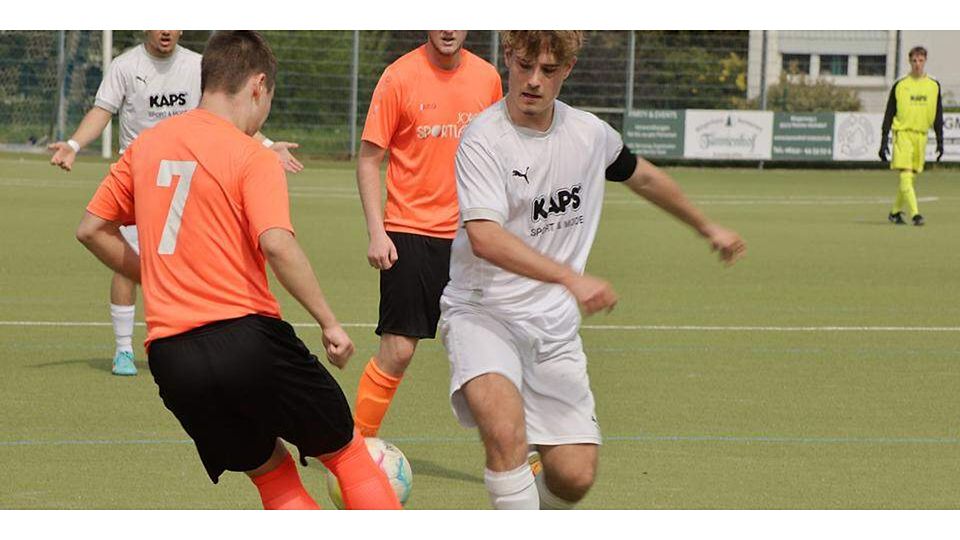  Burgsolms Fabian Dietz (r.) kommt gegen Calden-Grebensteins Nico Vogt (l.) nicht an den Ball. (© Jasmin Hahn) 