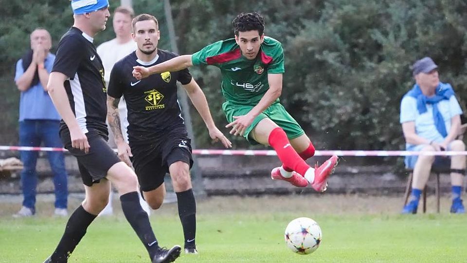 Abgezogen: Dersim Rüsselsheim (beim Schuss Deniz Celik) kam in der Fußball-Gruppenliga zu einem deutlichen 6:1-Erfolg beim SV Geinsheim.	Foto: Marc Schueler/Sportpics.de