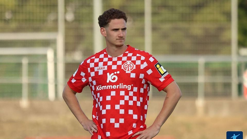 Er setzt sich auch am Bruchweg durch: Fabio Moreno Fell (rotes Trikot) gibt sein Debüt bei den Profis.