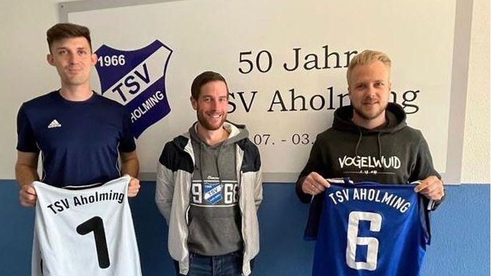 Aholmings Vorstand Thoma Högl (Mitte) mit dem neuen Co-Spielertrainer Achim Löffler (re.) und Manuel Sommer 