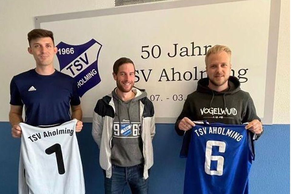 Aholmings Vorstand Thoma Högl (Mitte) mit dem neuen Co-Spielertrainer Achim Löffler (re.) und Manuel Sommer 