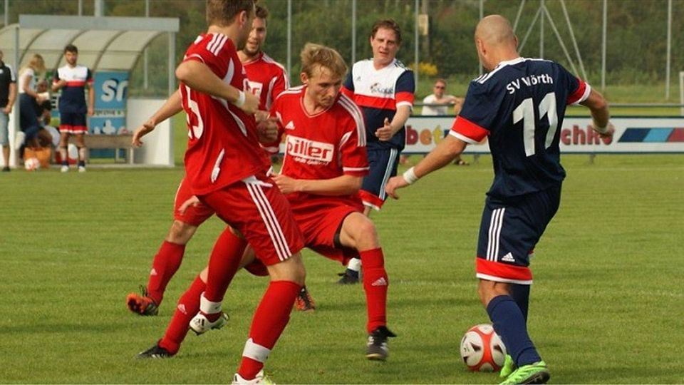 Die Kicker des TSV Kronwinkl (rote Trikots) werden auch künftig von Philipp Huber angeleitet F: Pittoni