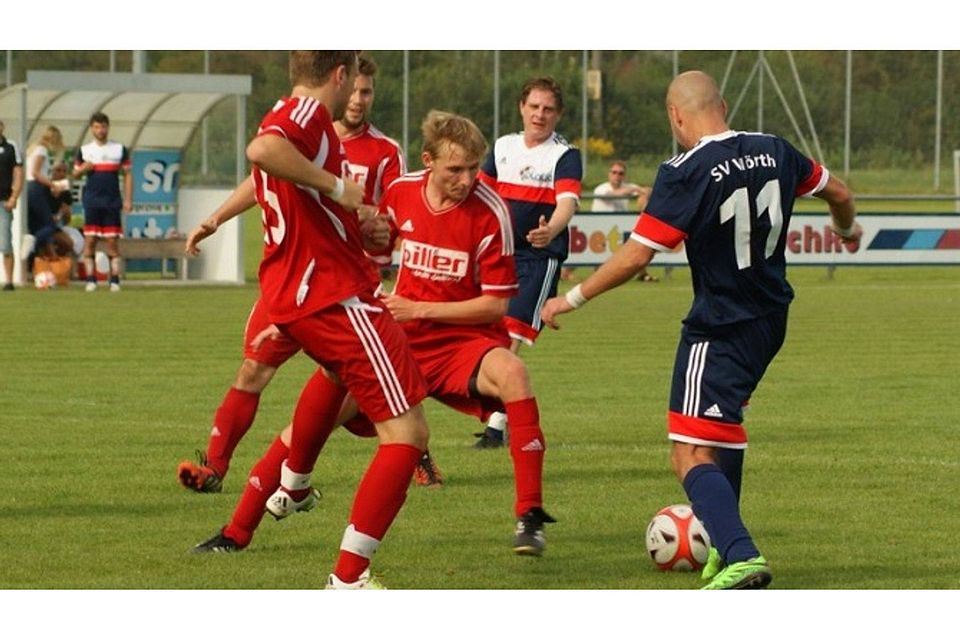 Die Kicker des TSV Kronwinkl (rote Trikots) werden auch künftig von Philipp Huber angeleitet F: Pittoni