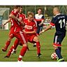 Die Kicker des TSV Kronwinkl (rote Trikots) werden auch künftig von Philipp Huber angeleitet F: Pittoni