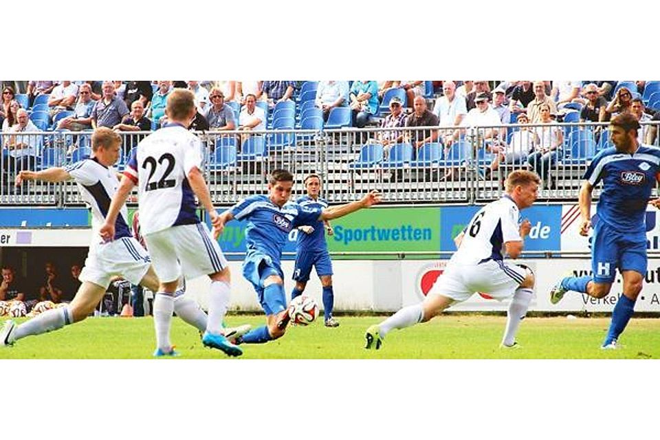 Nur selten konnte sich der VfB (blaue Trikots) in Neumünster behaupten.  Marcel Gottschling (am Ball) sowie Colin Heins und Kapitän Nils Laabs (von links) kassierten  die erste  Niederlage in dieser Regionalliga-Saison. Wolfgang Wittig