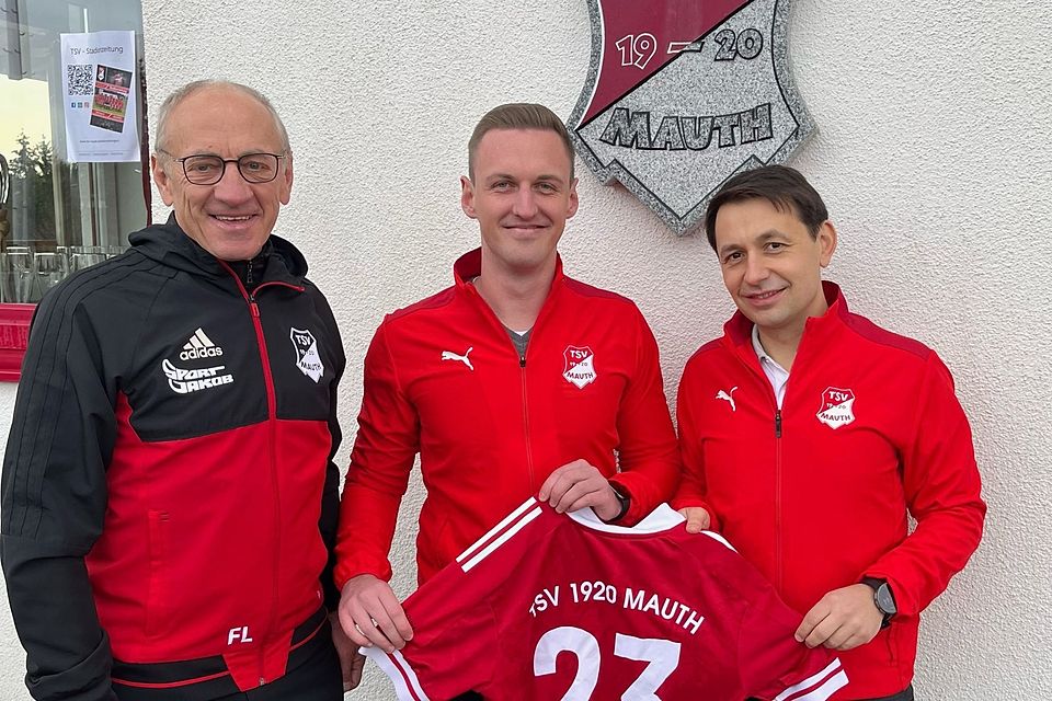 Mauths 2. Vorstand Franz Lenz (li.) und Trainer Andreas Baar (re.) mit Neuzugang Matthias Krampfl 