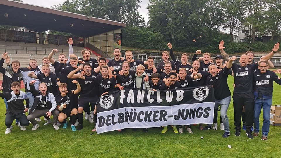 Der Delbrücker SC feiert mit seinen mitgereisten Fans den Aufstieg.