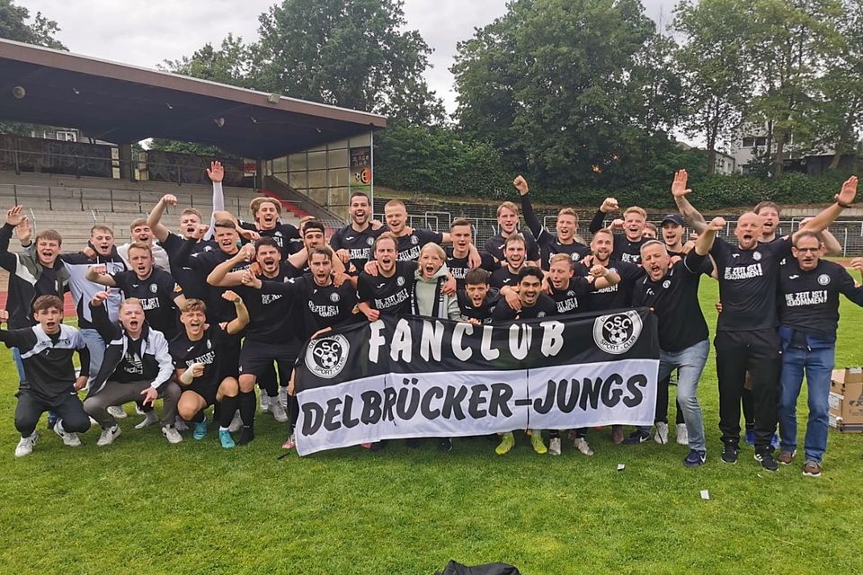 Der Delbrücker SC feiert mit seinen mitgereisten Fans den Aufstieg.