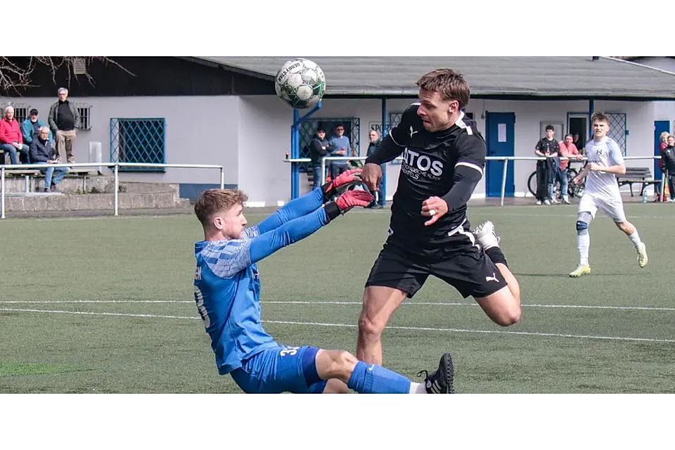 Benjamin Pfeiffer versucht sein Möglichstes gegen Leon Kissel vom FSV Braunfels. Am Ende muss der Keeper des TSV Bicken aber doch viermal hinter sich greifen und unterliegt beim Spitzenreiter mit 3:4. © Lorenz Pietzsch