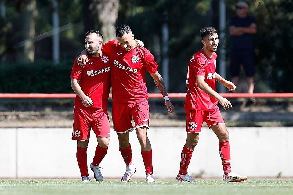 Die SG Hoechst besiegte den SV Erbenheim knapp mit 3:2 und grüßt als Tabellenführer der Gruppenliga. Die SG Hoechst besiegte den SV Erbenheim knapp mit 3:2 und grüßt als Tabellenführer der Gruppenliga.