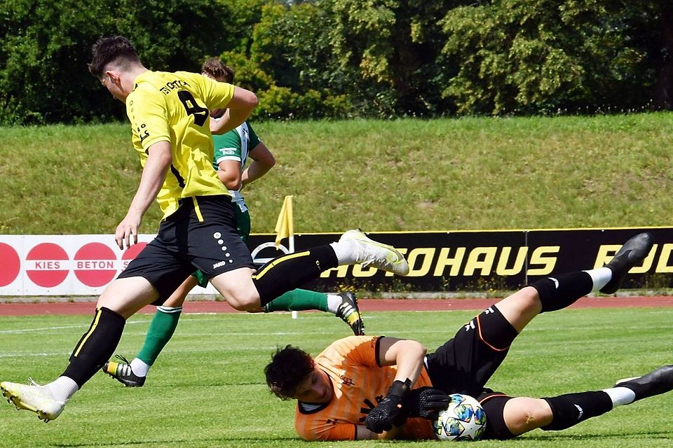 Obwohl sich Dominik Dewein (rechts) nicht richtig fit fühlte, hütete er beim 4:2-Testspielsieg gegen den TSV Gersthofen das FCG-Tor.