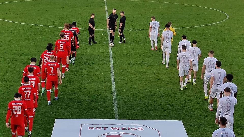 Einlauf im Ahlener Wersestadion.