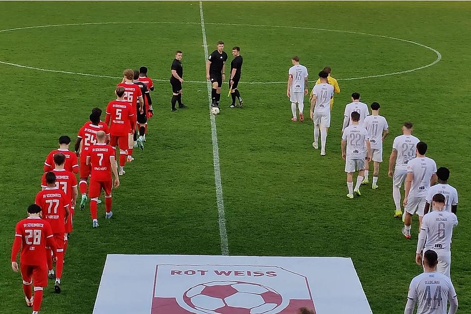 Einlauf im Ahlener Wersestadion.