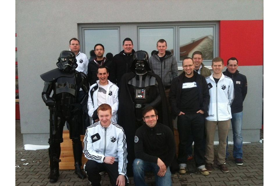 Darth Vader persönlich bedankte sich für die Hilfsbereitschaft der Fußballer