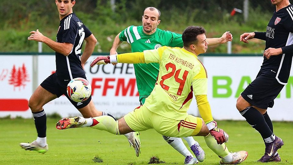 Kornburg-Keeper Thorben Hochmuth war im Gastspiel bei Fortuna Regensburg (in grün Lindi Morina) auf der Höhe.