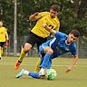 Abstiegskampf pur: Kadir Aygurlu (Blaues Trikot, Aksu Mainz) und Francesco Florio (FSV Oppenheim) kämpfen um den Ball und auch am kommenden Wochenende mit ihren Teams um wichtige Punkte für den Klassenerhalt. 