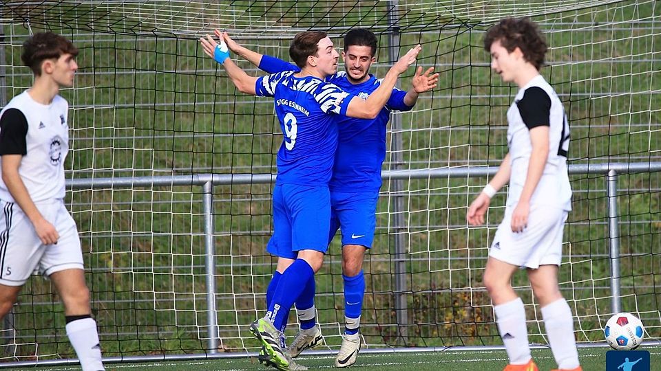 Die Spvgg. Essenheim (in blauen Trikots mit Jonas Suhr (Nummer 9) und Francesco Ielapi) bejubelt nicht nur den 5:1-Auswärtssieg beim FSV Saulheim II, sondern auch weiterhin die Tabellenspitze.