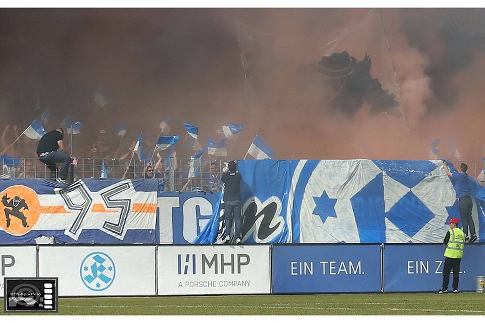 Rauchbomben der Kickers beim Spiel gegen Großaspach. Foto: Hans-Ulrich Sterr/Annika Knoll/CTS-Sportfoto