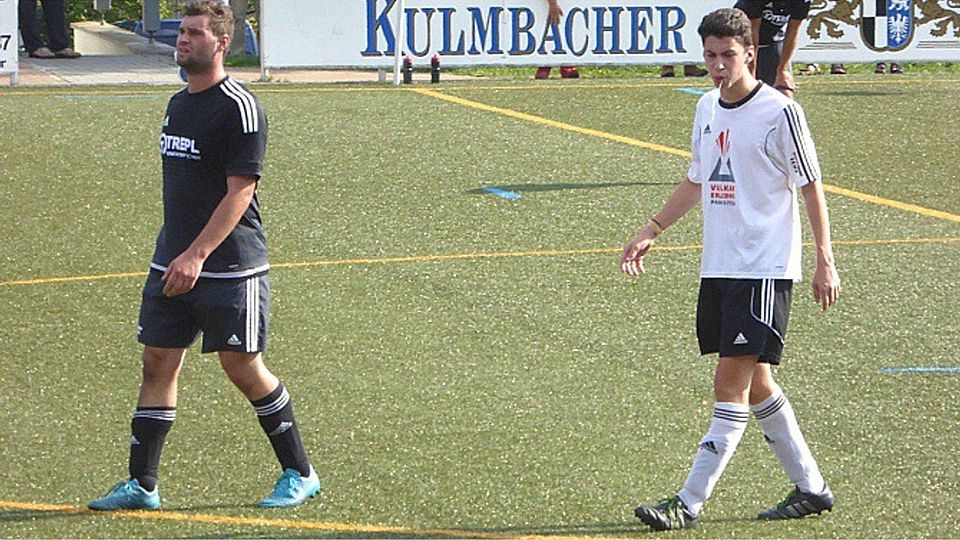 Die Männer in den weissen Trikots, der SV Parkstein, verloren erneut gegen das Team in den dunklen Trikots, die DJK Neuhaus. F: Meierhöfer